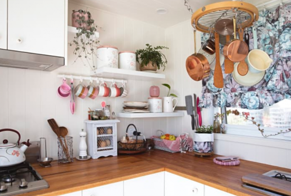 Rak dinding untuk menyimpan peralatan dapur dengan sentuhan klasik